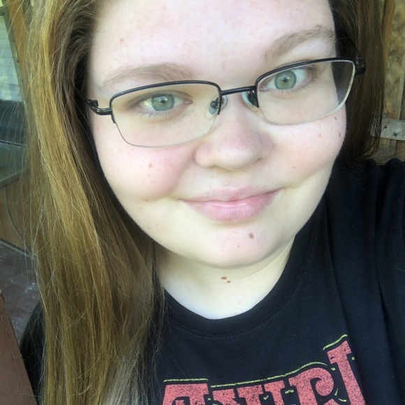 Meet your Posher, Becca - Picture 2 of 2